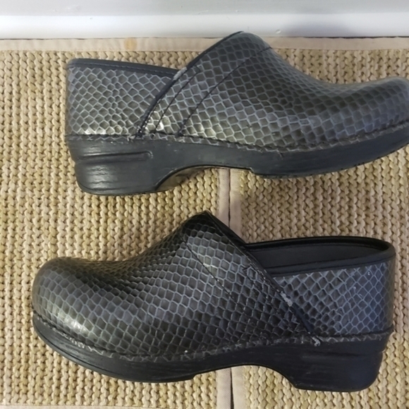 DANSKO Pro XP Snake Skin Print Leather Clogs - Picture 3 of 11
